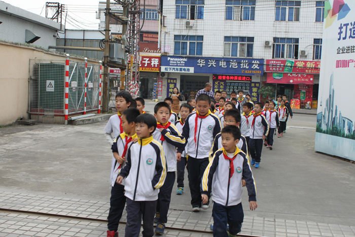 进行校外科技实践”活动