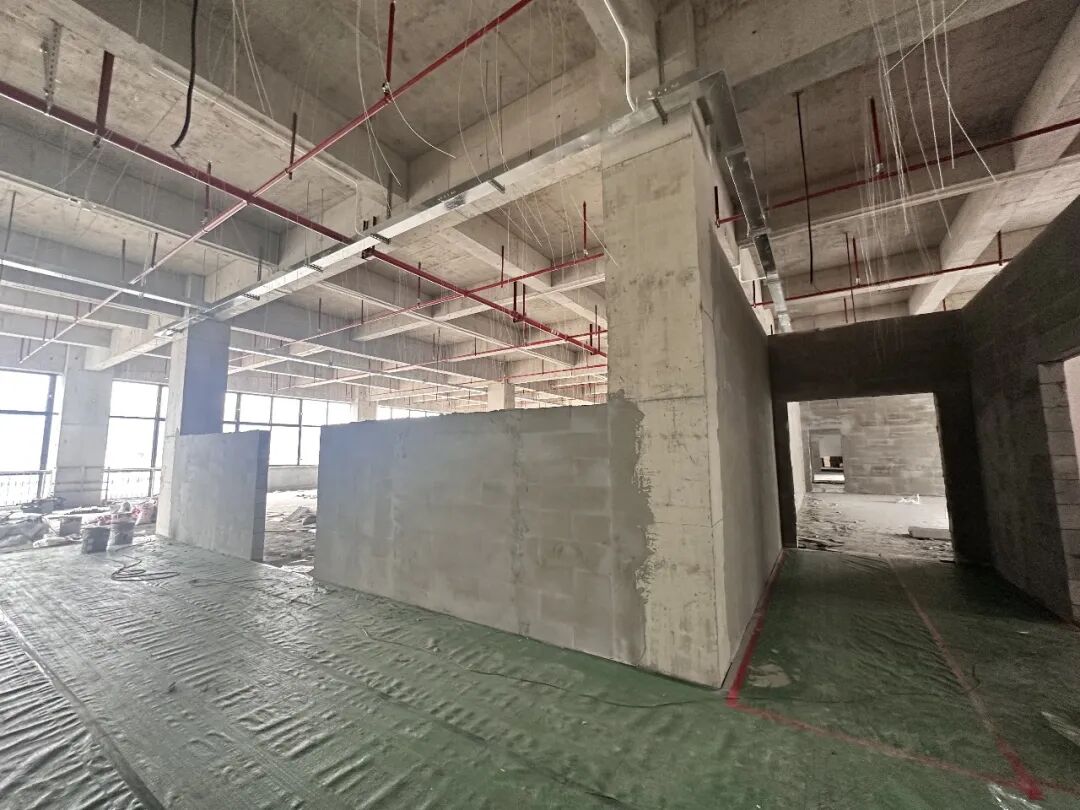 耳畔回响的不再是大型机械的轰鸣