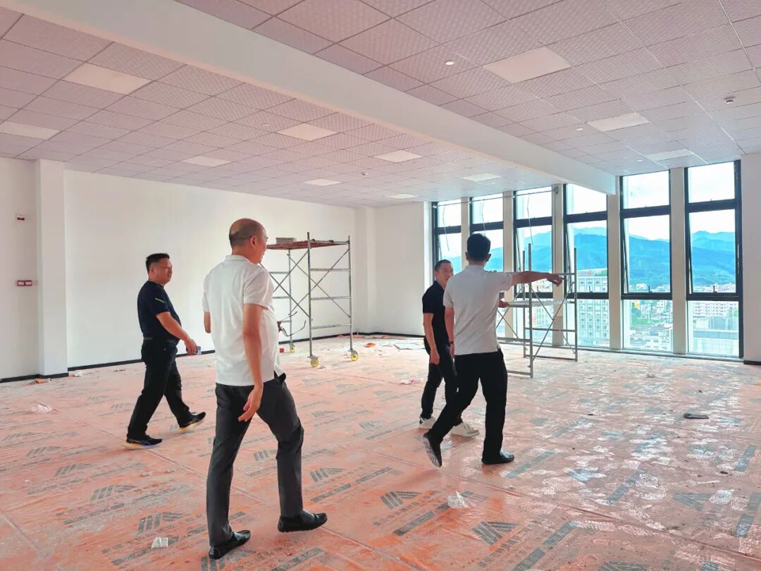 热烈祝贺谢岗高端装备制造行业协会新办公室装修即将落成,会长率队实地规划共绘智造蓝图! 再次莅临AYX.COM官网入口
